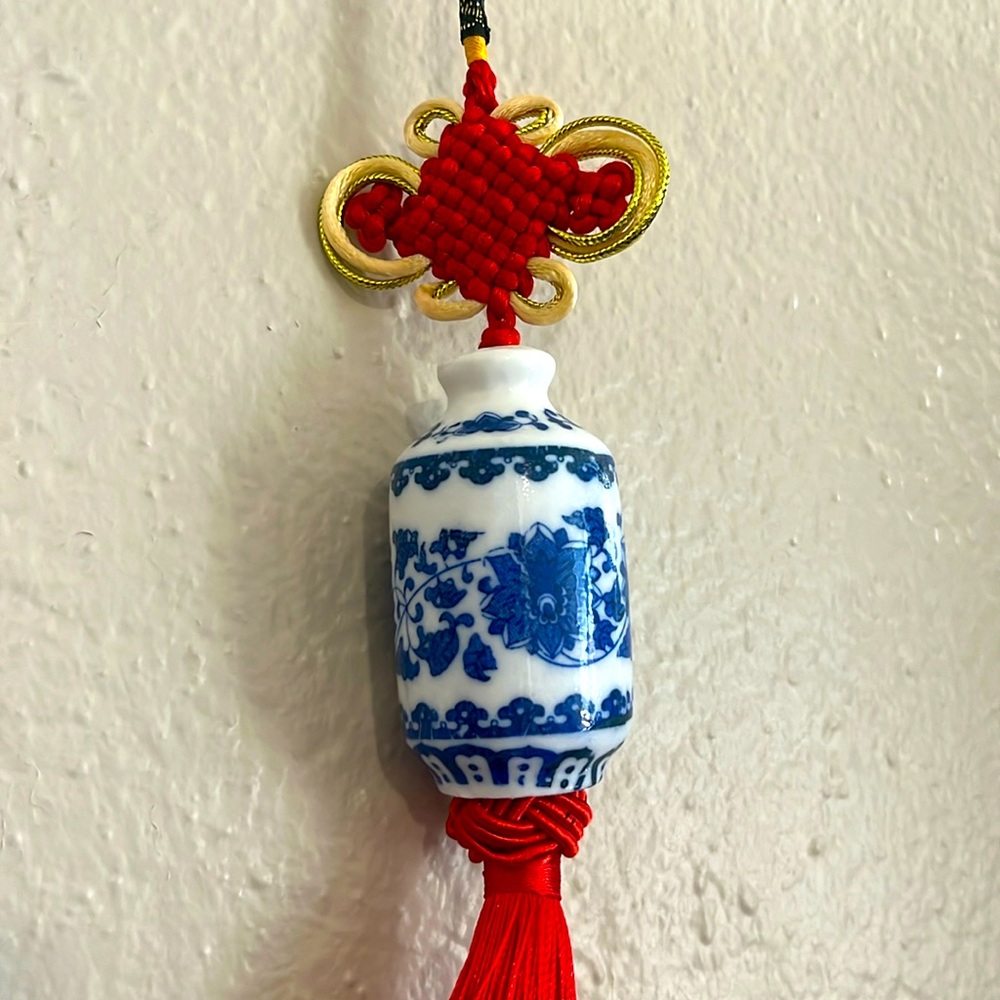 Blue and white porcelain, red knot ornament